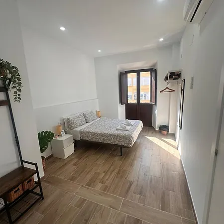 Triana Riverside Hostel *