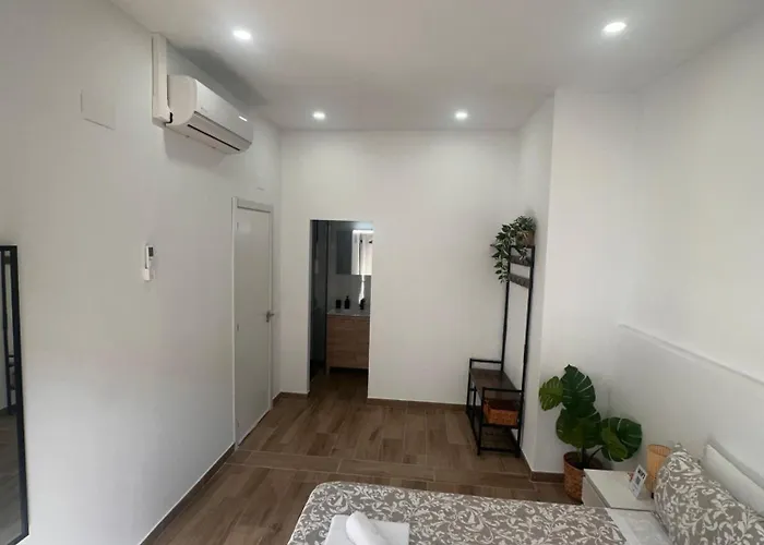 Triana Riverside Hostel *